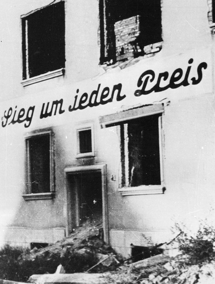 Foto: Durchhalteparole an einer Hauswand: "Sieg um jeden Preis"