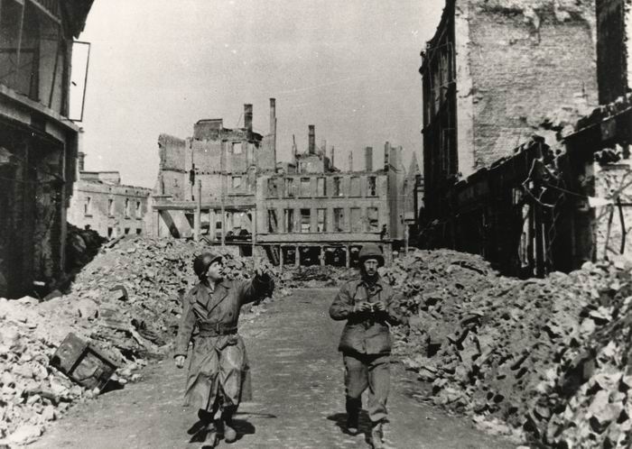 Foto: Kampflose Übergabe Darmstadts an die Amerikaner am 25. März 1945