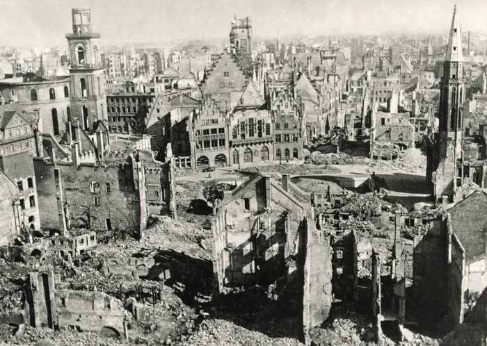 Foto: Zerstörtes Frankfurt am Main 1945: Blick auf den Römerberg