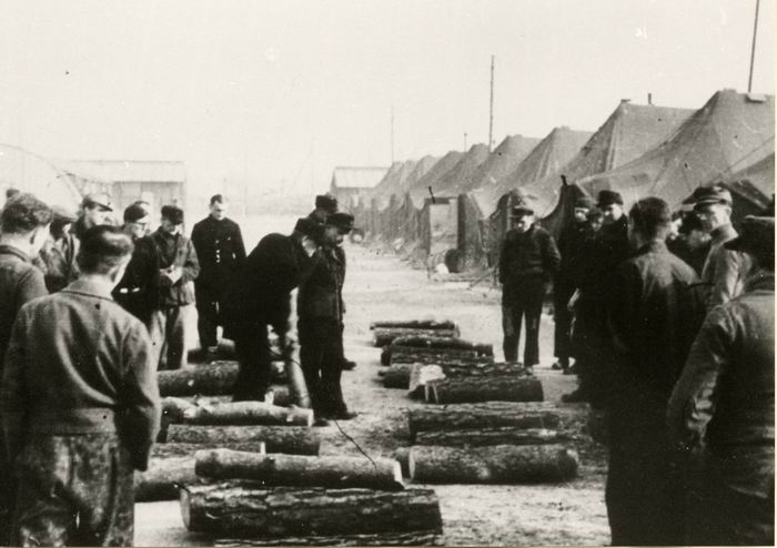 Fotos: Verschneite Zelte im Internierungslager Darmstadt, Internierte schichten Holz