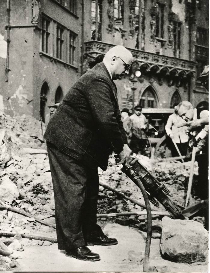 Foto: Oberbürgermeister von Frankfurt Walter Kolb bei einem Bürgereinsatz auf dem Frankfurter Römerberg