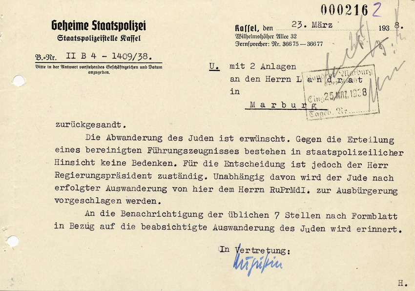 Antwortschreiben der Staatspolizeistelle in Kassel an den Landrat in Marburg betreffend Auswanderung von Adolf Hess, 23. März 1938.