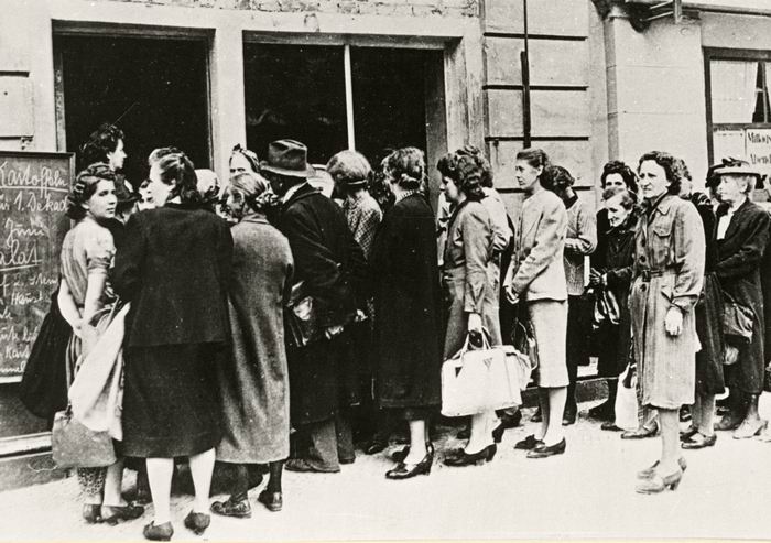 Foto: Warteschlange vor einem Lebensmittelgeschäft in Darmstadt