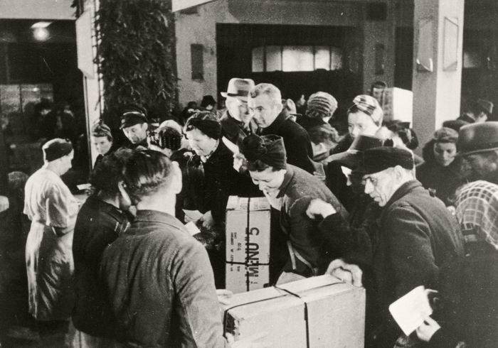 Foto: Ausgabe von Care-Paketen bei Opel 1947