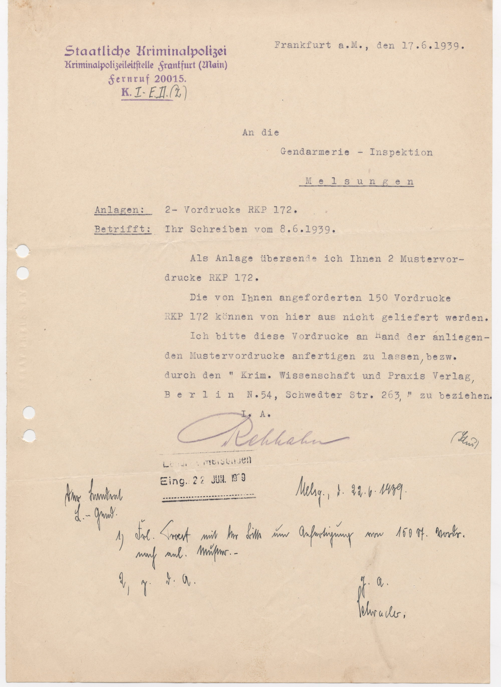 Schreiben der Kriminalpolizeileitstelle Frankfurt an die Gendarmerie-Inspektion Melsungen mit zwei Mustervordrucken RKP 172, 17. Juni 1939