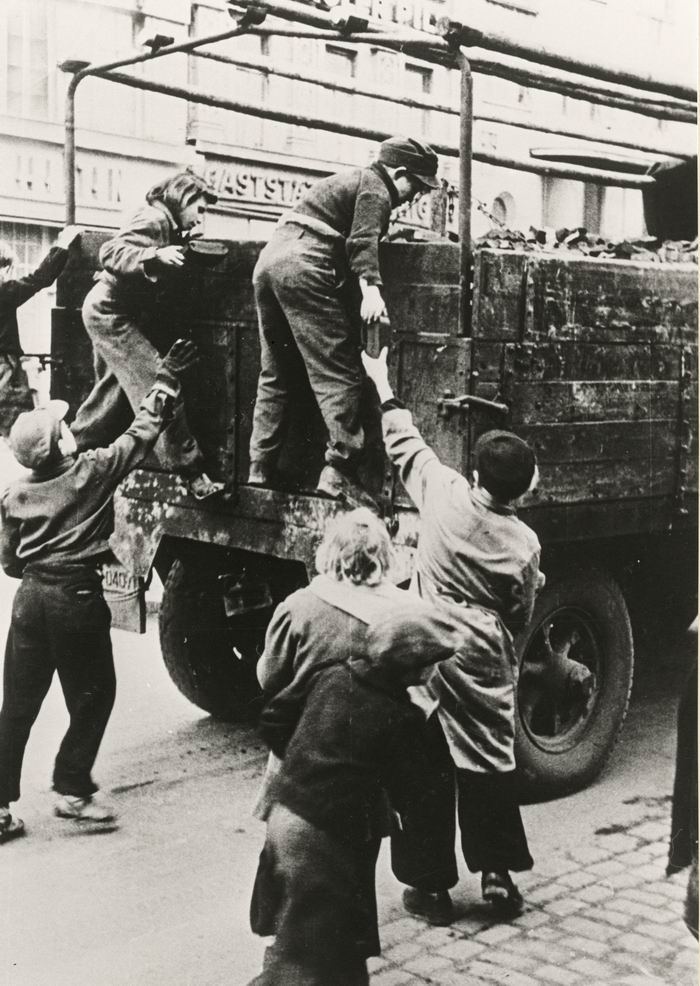 Foto: Kohlendiebstahl von einem Lastwagen im Straßenverkehr Frankfurt