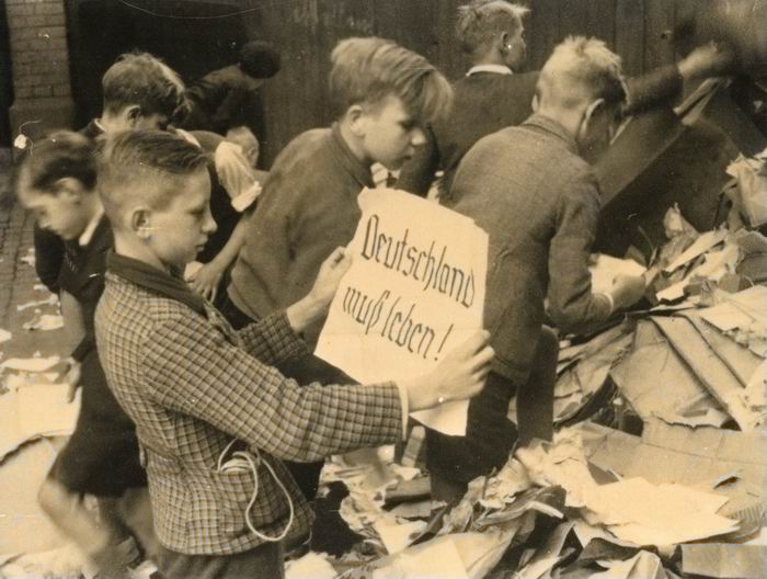 Fotos (2): Lumpen- und Altpapiersammlung Hanauer Schüler
