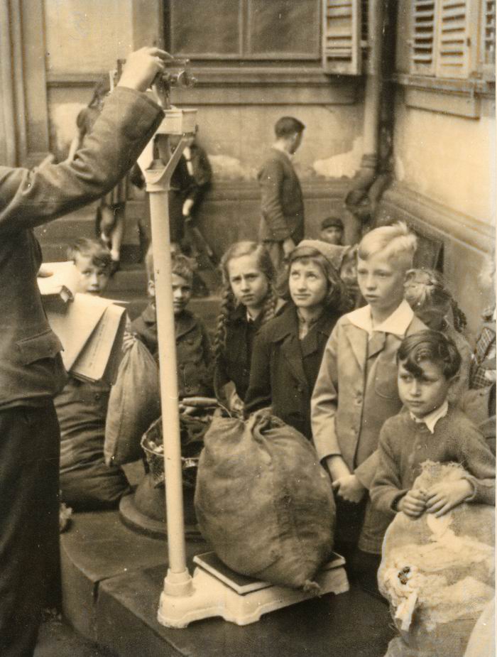 Fotos (2): Lumpen- und Altpapiersammlung Hanauer Schüler