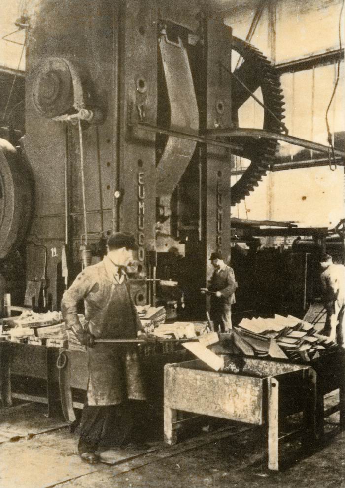 Foto: Umschmieden von Panzerrohren zu Pflugscharen bei Buderus, Wetzlar