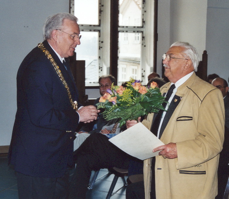 Foto von der Verleihung der Golden Ehrennadel der Stadt Marburg an Heinz Strauß, 18. April 2002