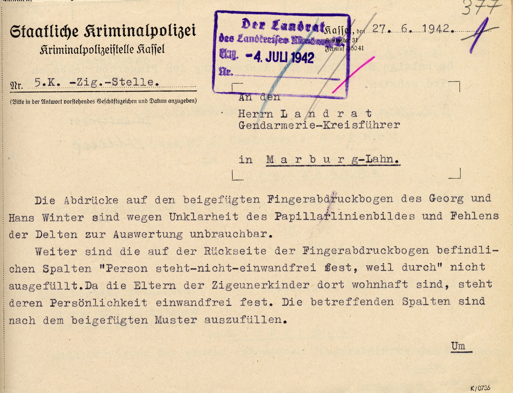 Schreiben der Kriminalpolizeistelle Kassel an den Landrat in Marburg wegen der Unbrauchbarkeit zweier Fingerabdruckbögen, 27. Juni 1942