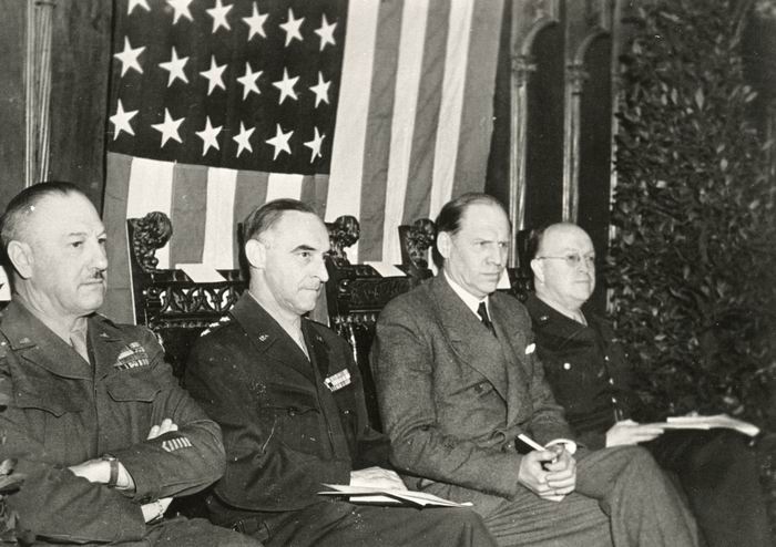 Foto: Unterzeichnung des Gesetzes zur Befreiung vom Nationalsozialismus, Vertreter der amerikanischen Militärregierung