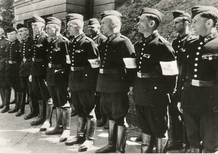 Foto (2/3): Erster Appell in eingefärbten Wehrmachtsuniformen