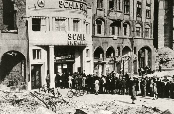 Foto: Warteschlangen vor dem Kino Scala in Frankfurt