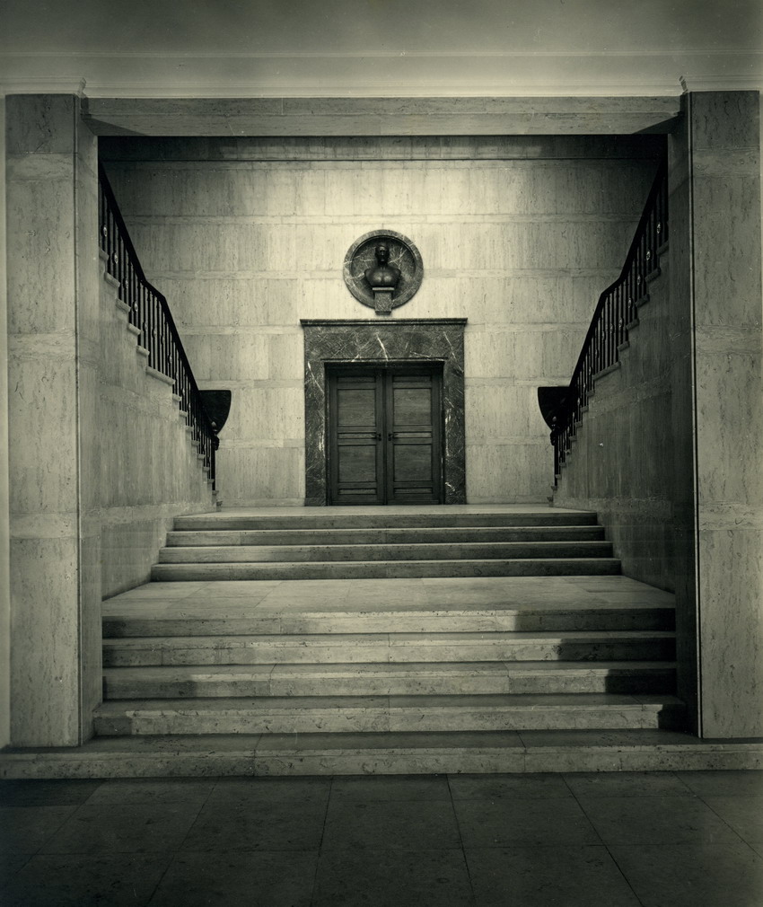 Foyer mit Hitler-Büste