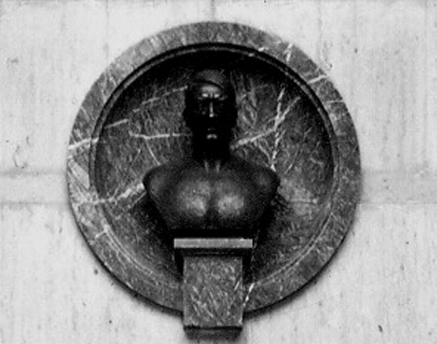 Foyer mit Hitler-Büste