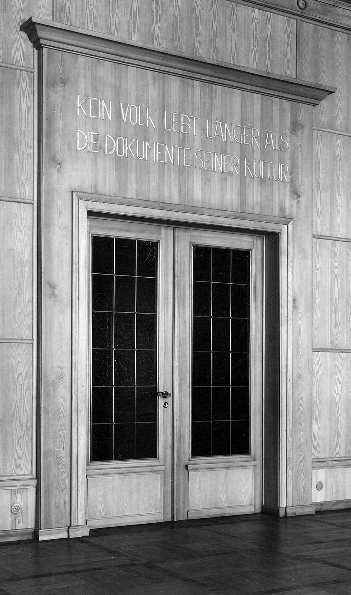Ausspruch Adolf Hitlers über der Tür im Ausstellungssaal (heutiger Landgrafensaal)