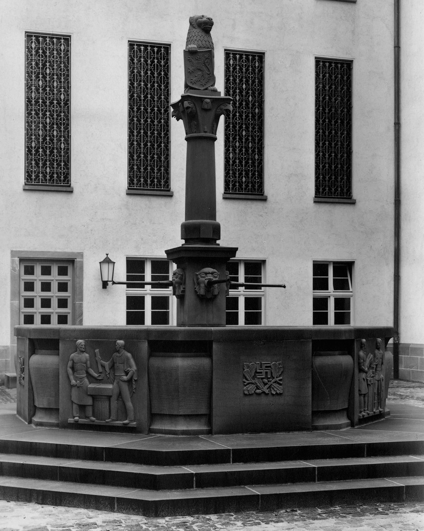Figurenbrunnen im Innenhof