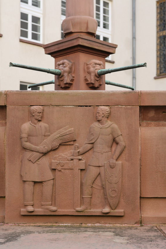 Figurenbrunnen im Innenhof