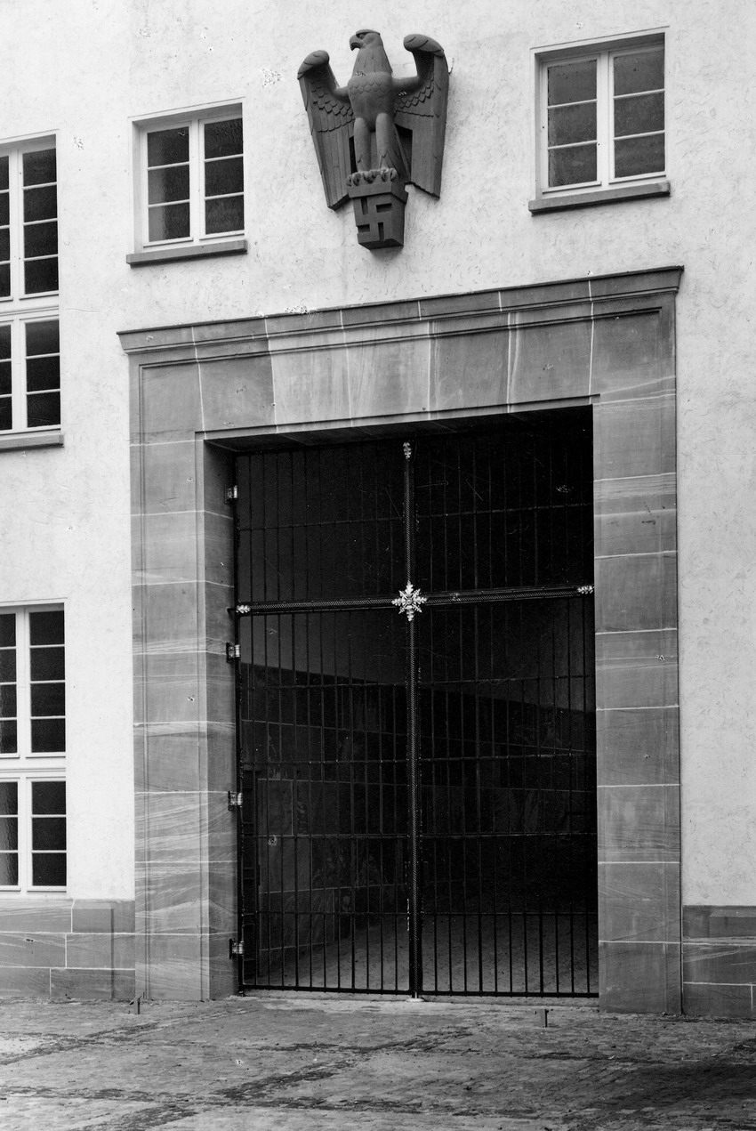 Reichsadler über der Hofausfahrt
