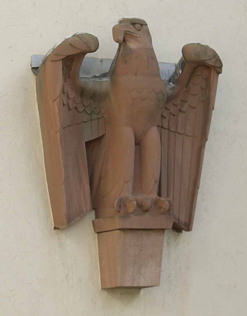 Reichsadler über der Hofausfahrt