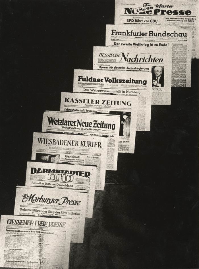 Foto: Lizenzierte hessische Zeitungen im Sommer 1946