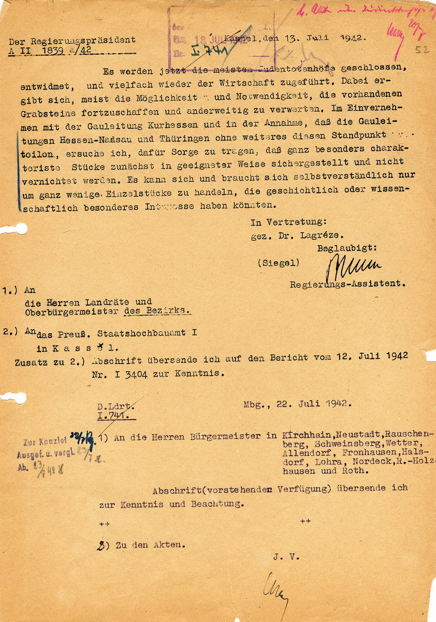 Schreiben des Regierungspräsidenten in Kassel an die Landräte und Oberbürgermeister des Bezirks Marburg betreffend der Verwahrung jüdischer Grabsteine, 13. Juli 1942.