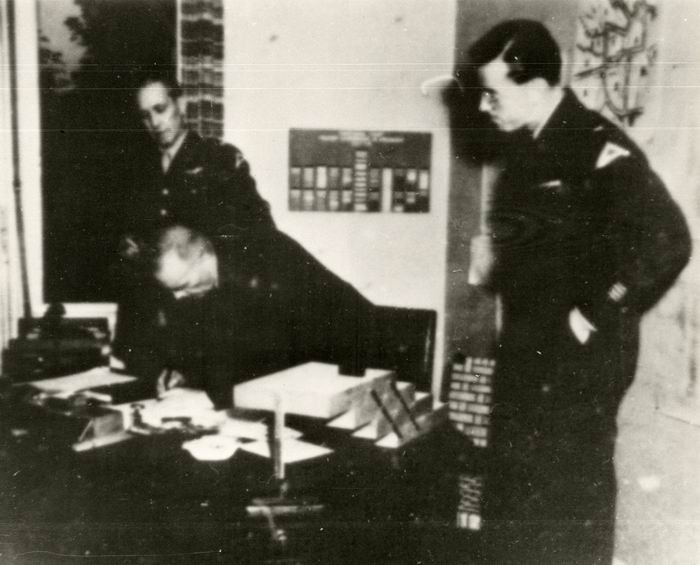 Foto: Unterzeichnung der Zulassungsurkunde für die CDU-Wiesbaden durch K. Böhm am 28. September 1945