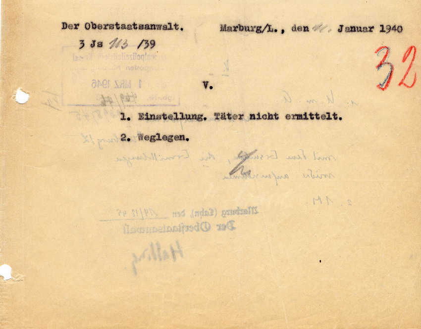Marburger Oberstaatsanwalt Lautz mit dem Vermerk vom 11. Januar 1940:  "Einstellung, Täter nicht ermittelt". Auf der Rückseite die Notiz des neuen Oberstaatsanwaltes Hadding betreffend die erneute Aufnahme der Ermittlungen vom 14. Dezember 1945.