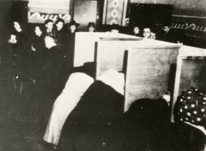 Foto: Wähler in Wahlkabinen bei den Kommunalwahlen