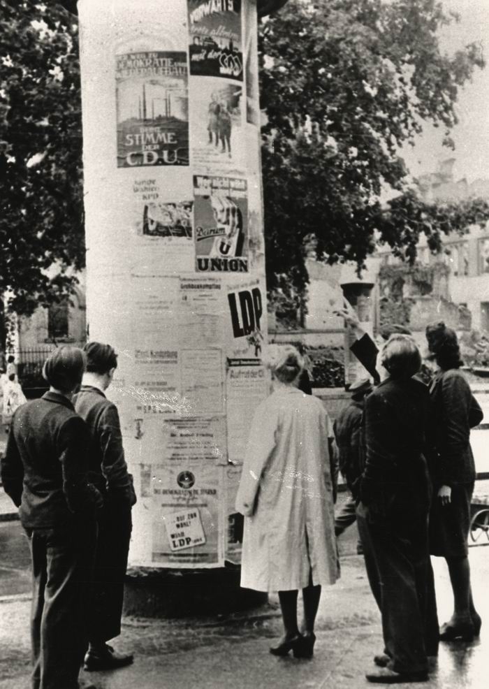 Foto: Litfasssäule mit Wahlplakaten zur Stadtverordnetenwahl in Frankfurt am 25. Mai 1945
