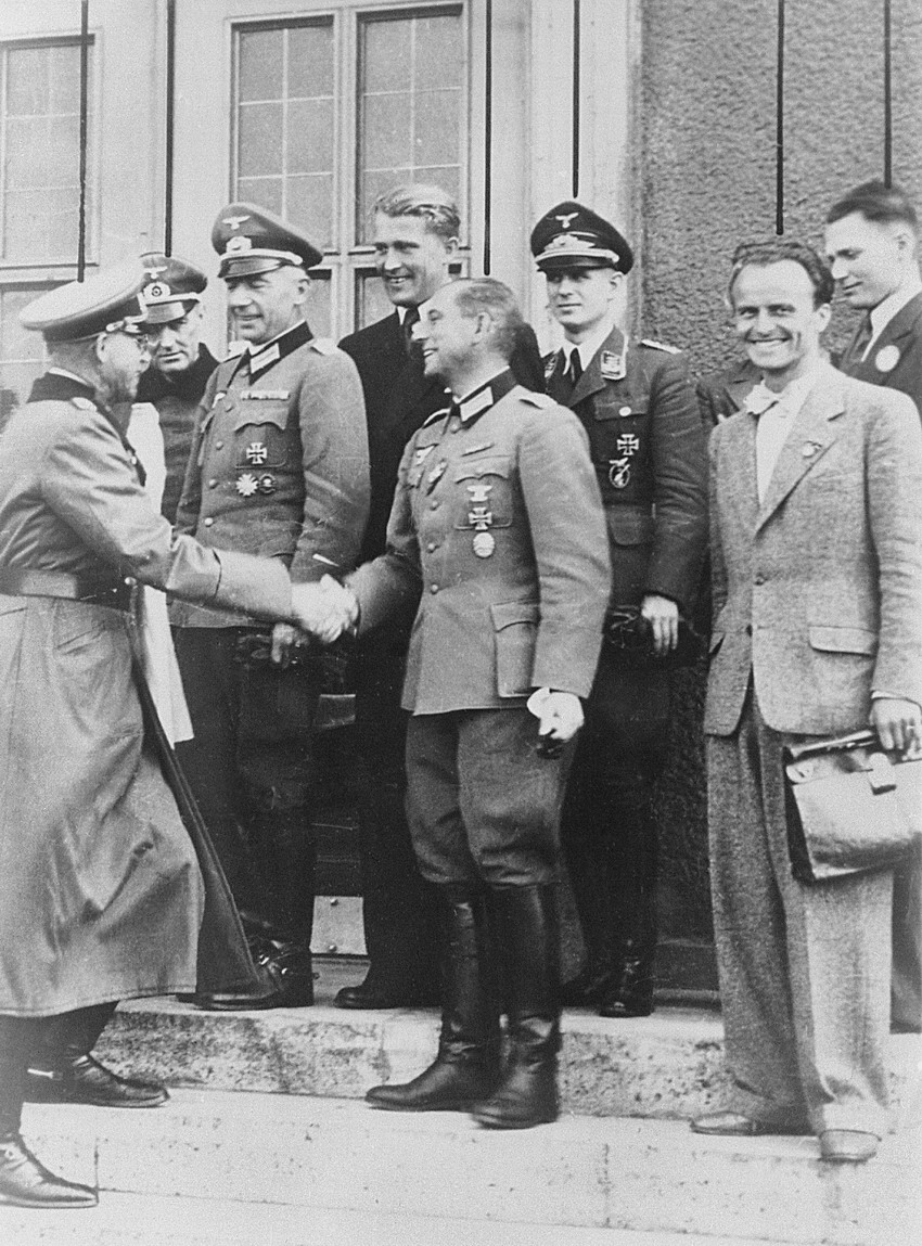 General Erich Fellgiebel beglückwünscht Wernher von Braun und sein Team in Peenemünde für den erfolgreichen A4-Raketenstart (Aggregat A4) vom 3. Oktober 1942