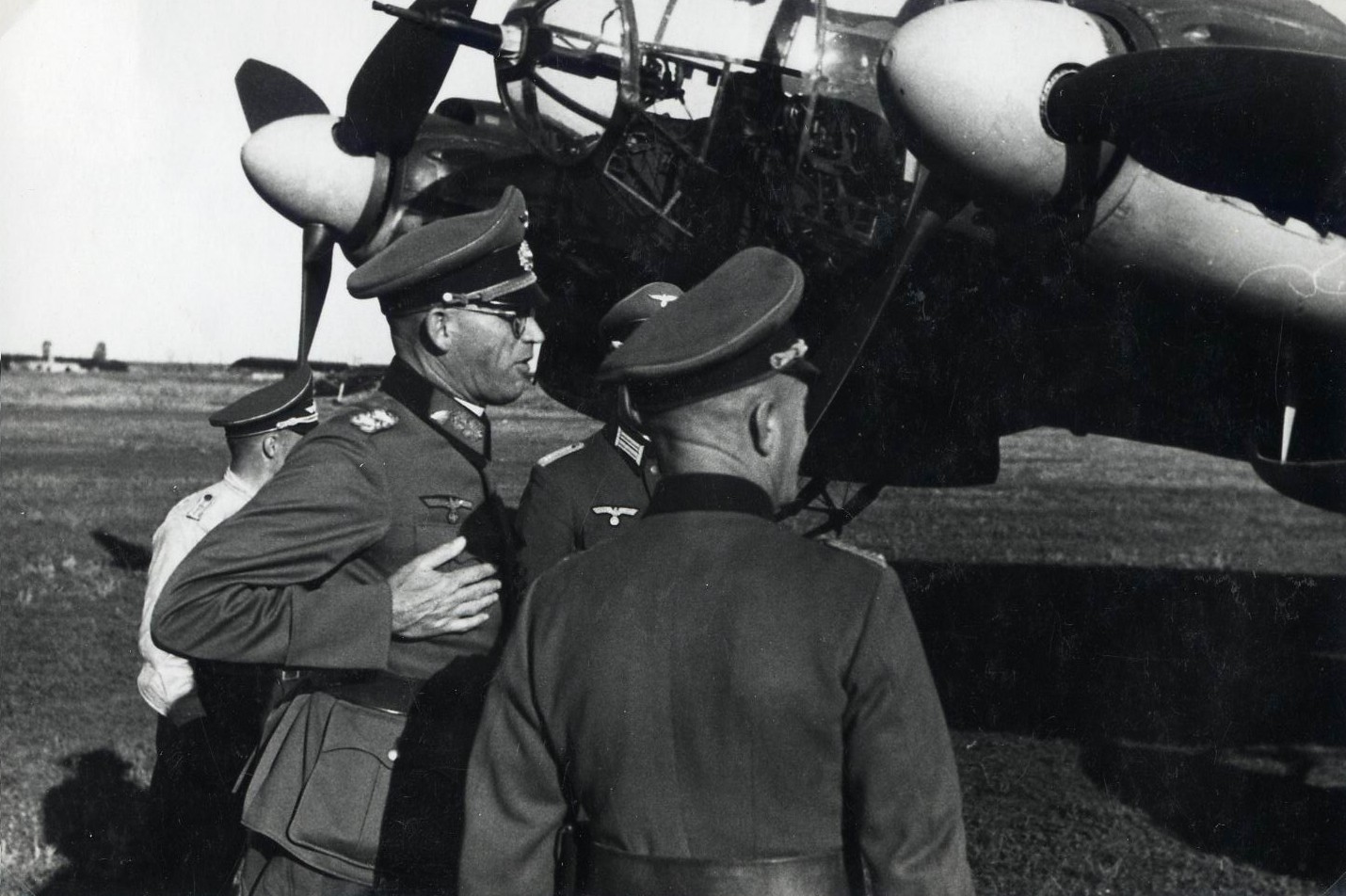 Bilder von General Fellgiebel mit einer Heinkel He-111