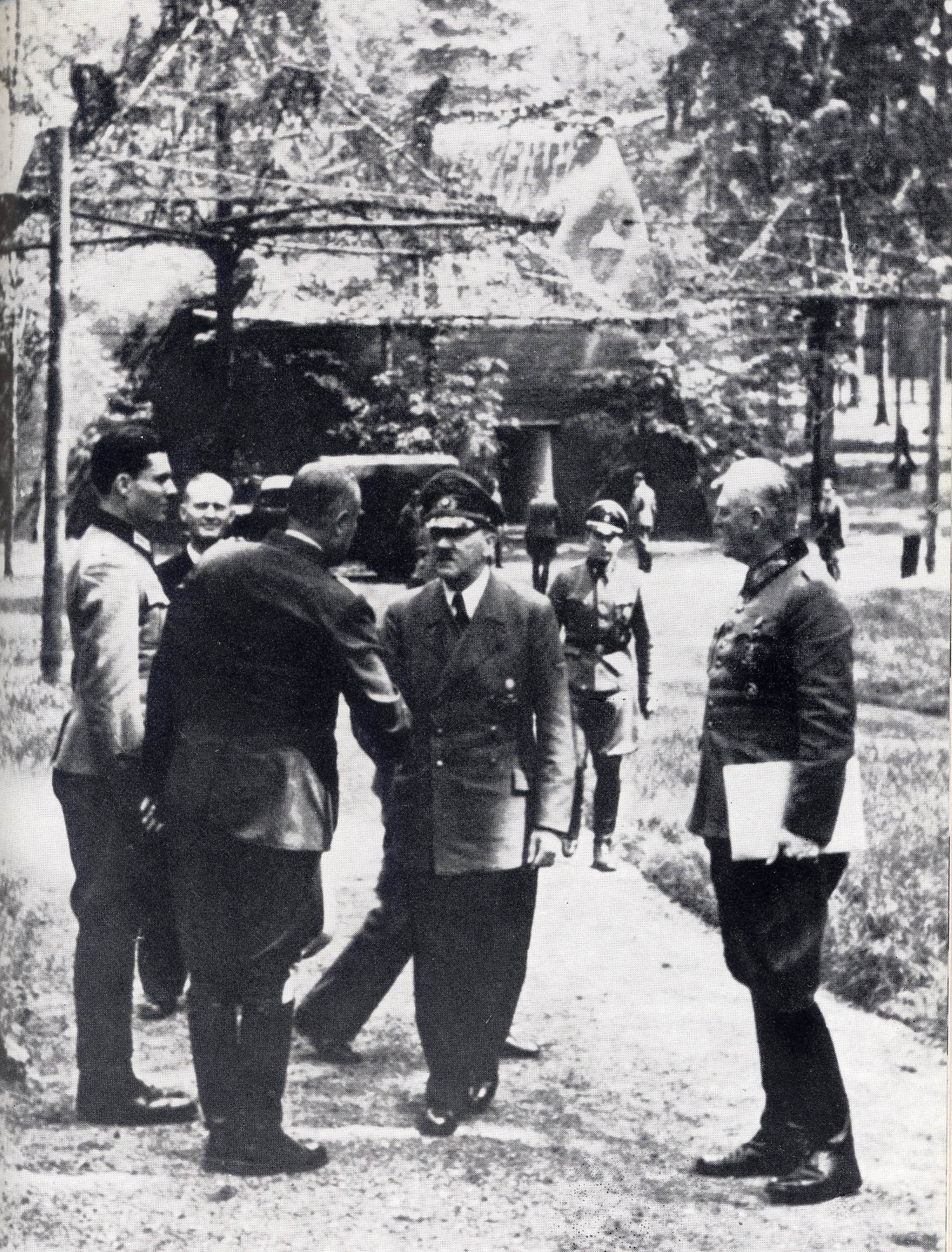 Bild von Hitler mit Stauffenberg, Puttkammer, Bodenschatz und Keitel auf der "Wolfsschanze", 15. Juli 1944