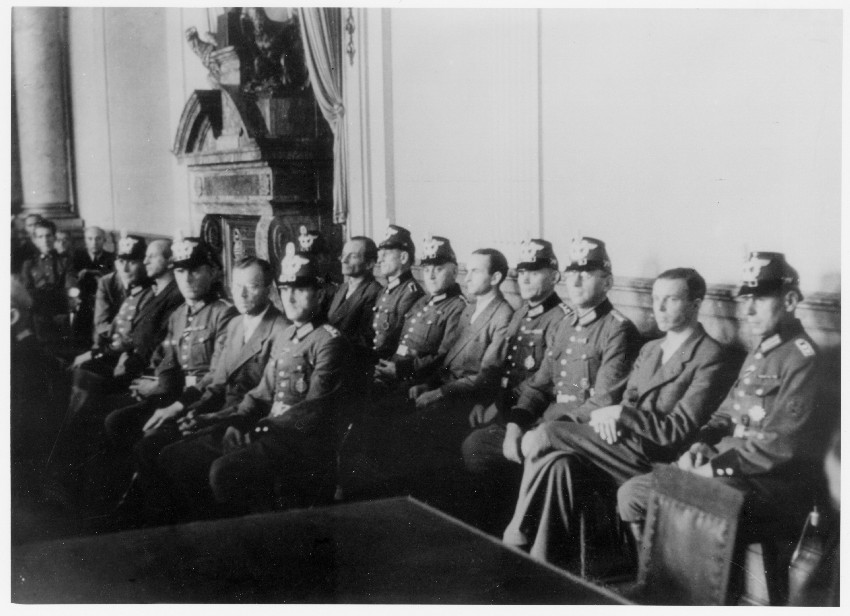Bilder von General Fellgiebel und anderer Verschwörer des 20. Juli 1944 vor dem Volksgerichtshof