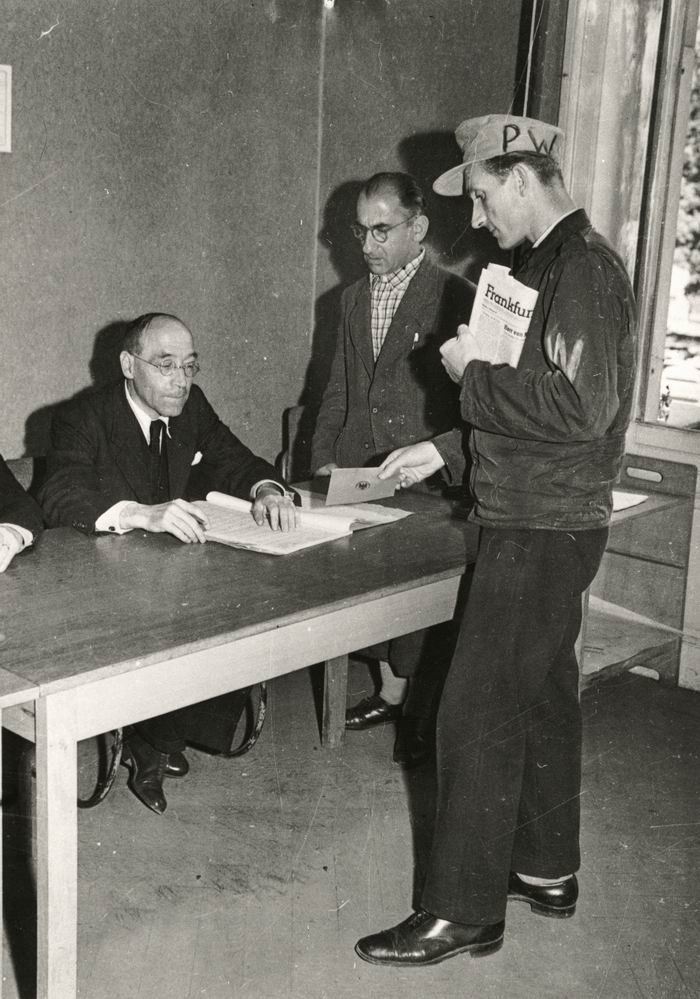 Fotos (1/2) zur Wahl der Verfassungsberatenden Landesversammlung: Wählender Prisoner or War