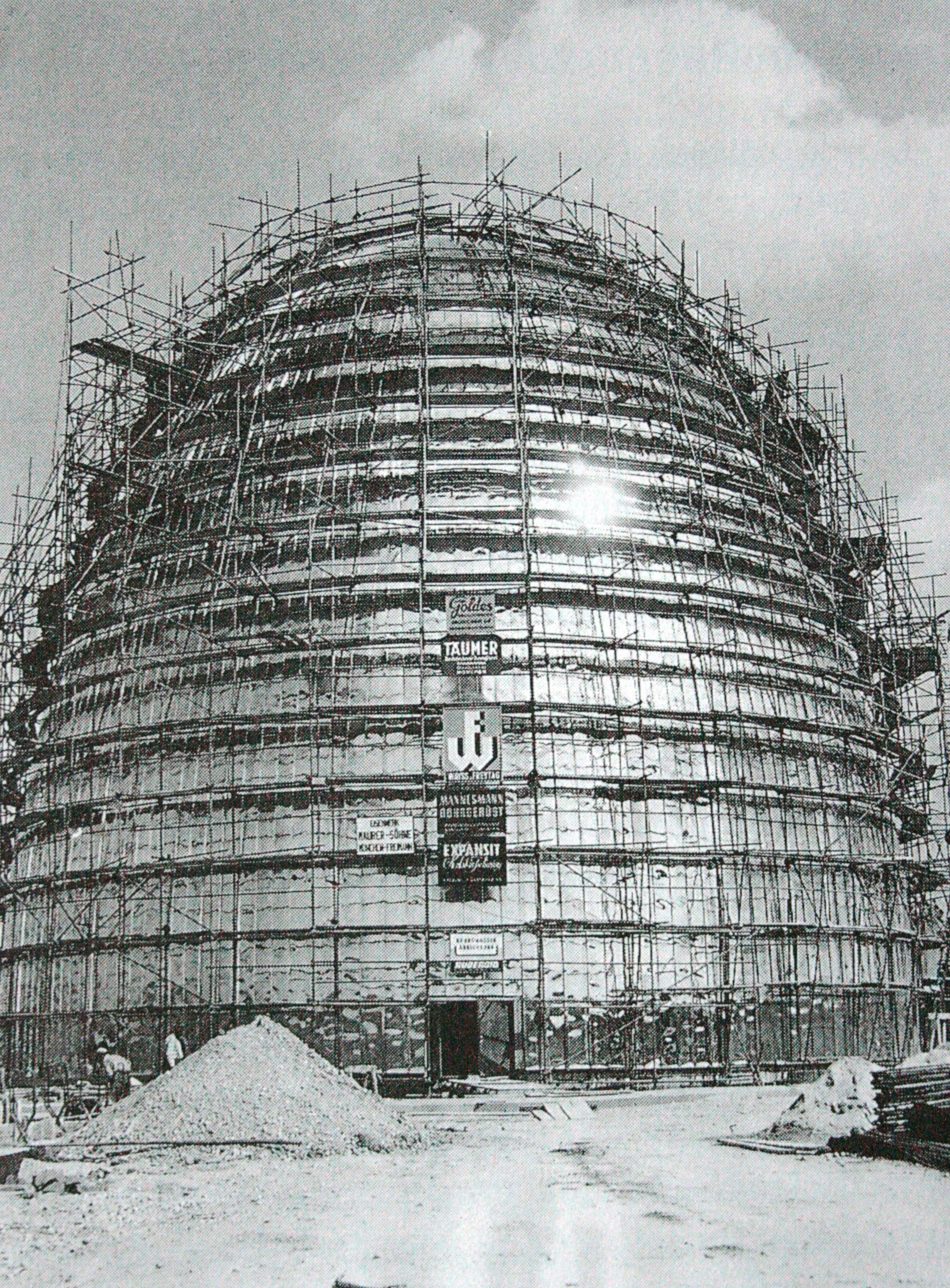 Der Beginn des planetarischen Zeitalters. Den Start des ersten sowjetischen Erdsatelliten "Sputnik" am 4. Oktober 1957 kommentiert der Mitherausgeberder Frankfurter Allgemeinen Zeitung, Karl Korn, 7. Oktober 1957