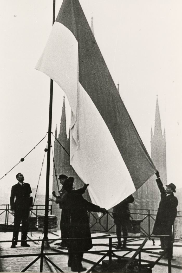 Foto: Aufziehen der Fahne auf dem Landtag am 20. Dezember 1946
