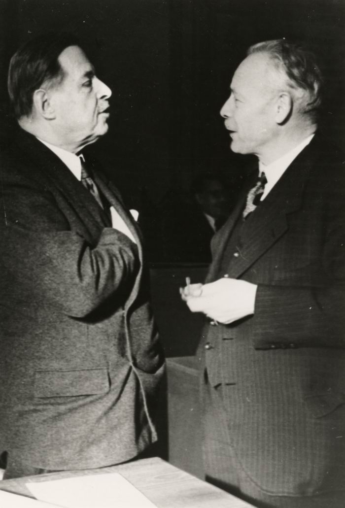 Foto: Karl Geiler mit Christian Stock nach dessen Wahl zum Ministerpräsidenten am 20. Dezember 1946