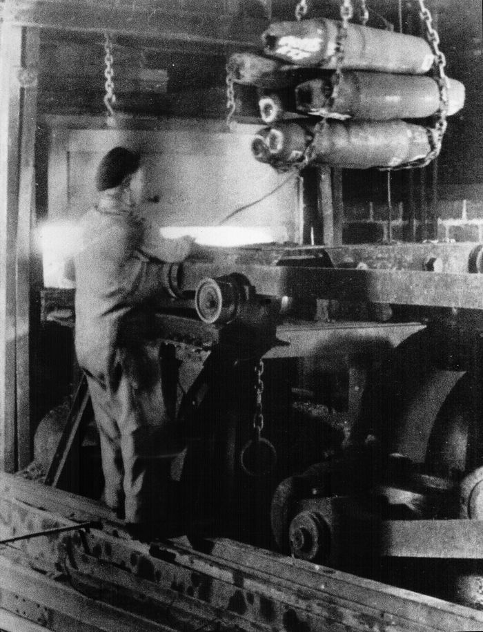 Foto: Einschmelzen von Bomben-Rohlingen bei Buderus 1946