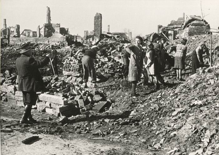 Foto: Trümmerfrauen in Hanau bei der Arbeit 1946
