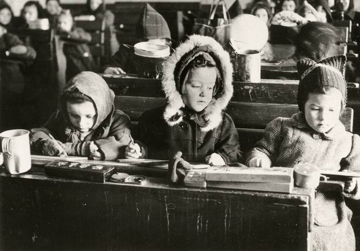 Foto: Kinder in unbeheizter Schule