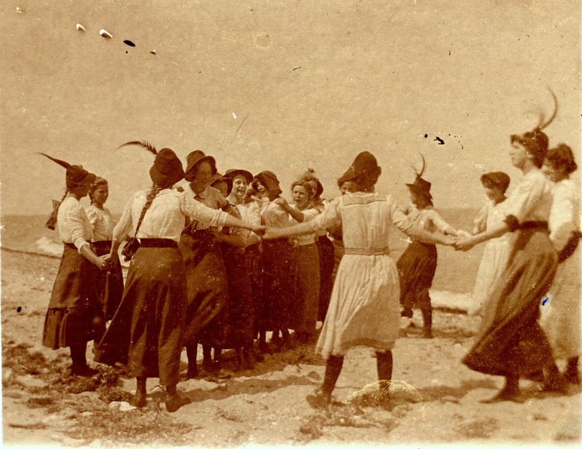 Volkstanz Kieler Wandervogelmädchen an der Ostsee, 1911
