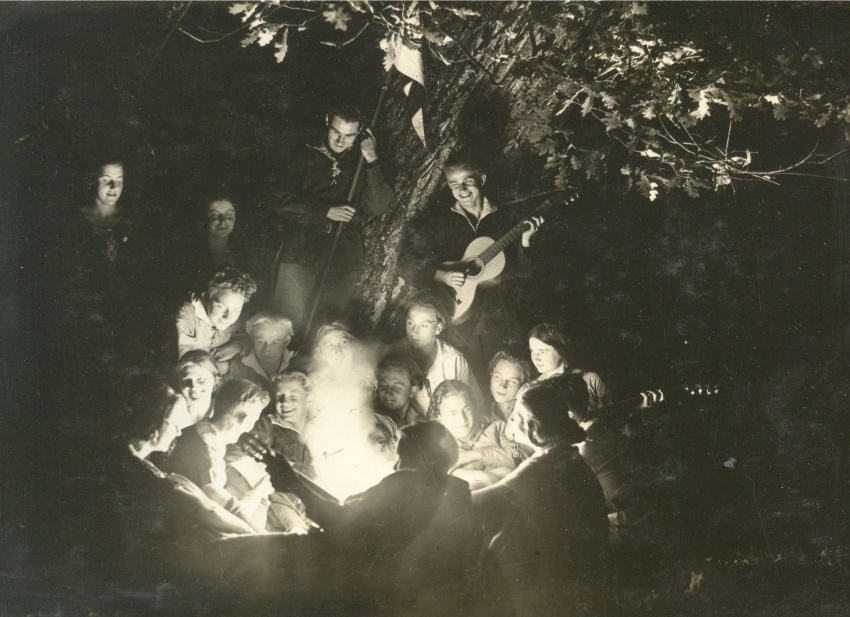 Wandervögel mit "Zupfgeige" am Lagerfeuer, um 1922