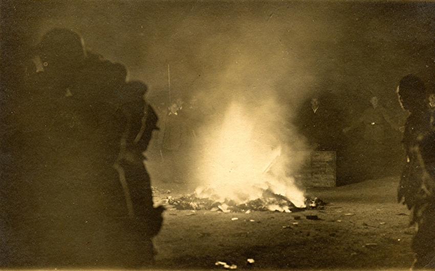 Dresdner Jugendbünde verbrennen als  "Schmutz und Schund" angesehene Bücher und Schriften, Jugendring Dresden, Oktober 1920