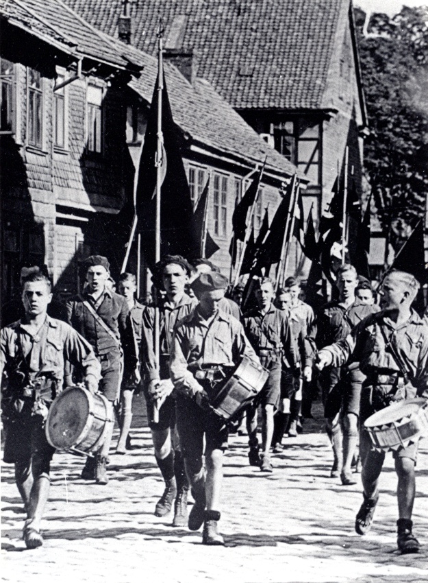 Marsch des Jugendbundes der Geusen mit Fahnen durch Goslar, 1930