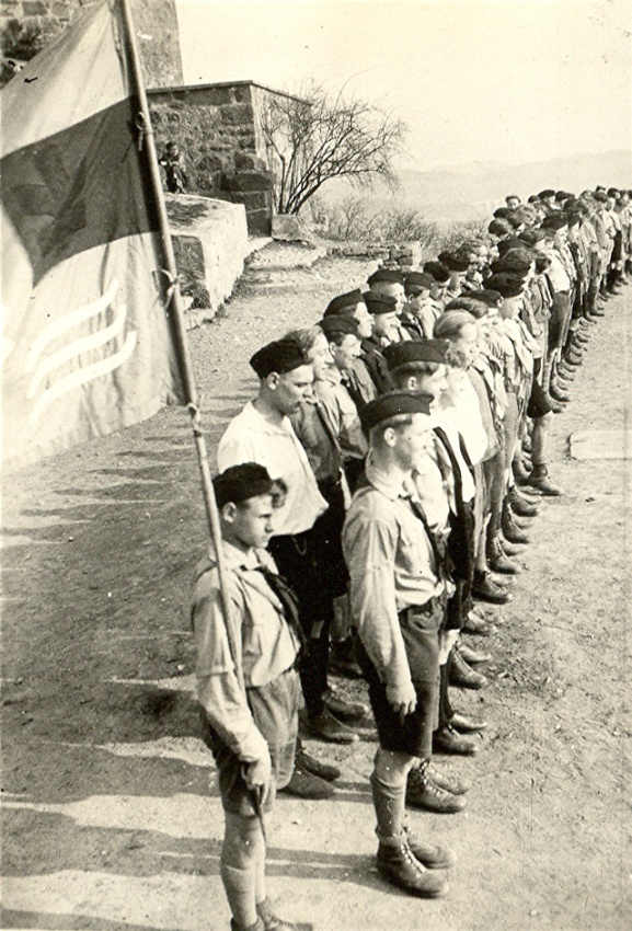 Jungenschaftsgruppe dj.1.11 innerhalb der Deutschen Freischar vor der Jugendburg Ludwigstein, Ostern 1930