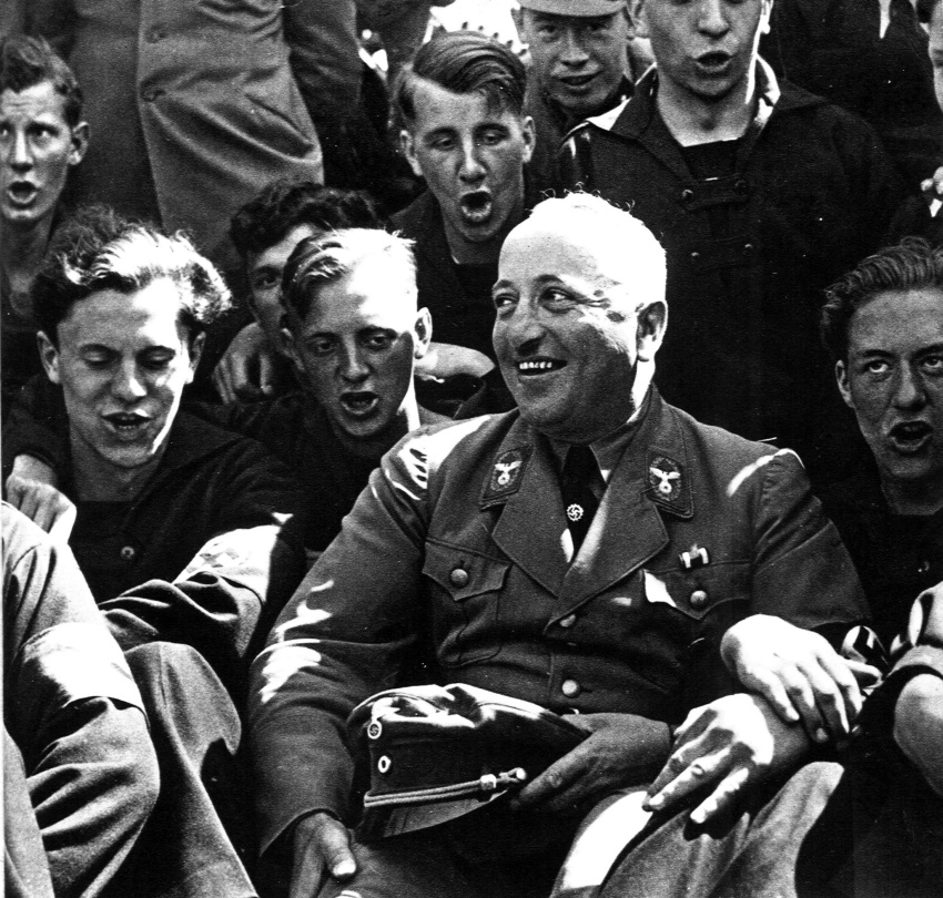 Bündische Mitglieder der Deutschen Arbeitsfront (DAF)  in Jungenschaftsjacke zusammen mit dessen Leiter Robert Ley, 1934