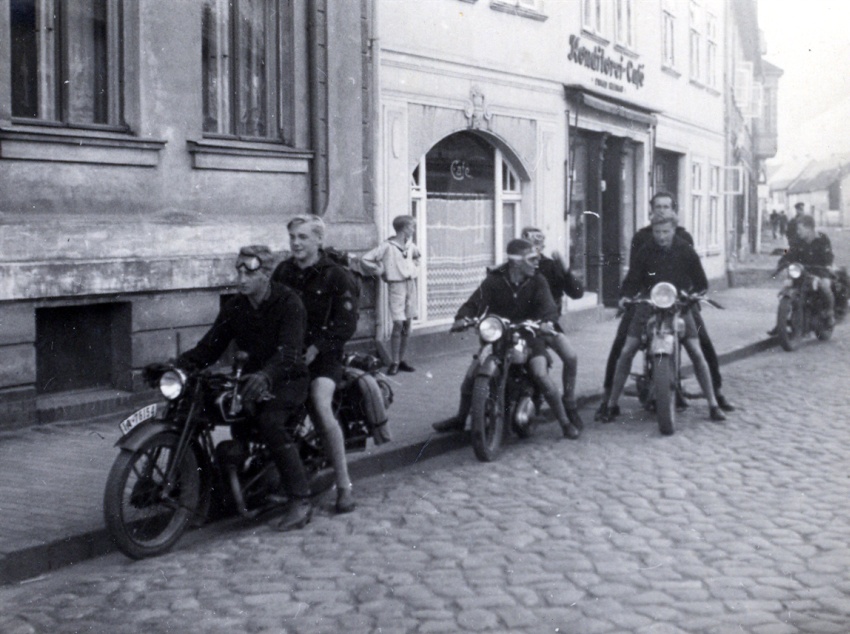 Ehemalige Mitglieder des Deutschen Pfadfinderbundes (DPB) aus Berlin auf Motorradfahrt innerhalb des Deutschen Jungvolks der Hitlerjugend, 1935