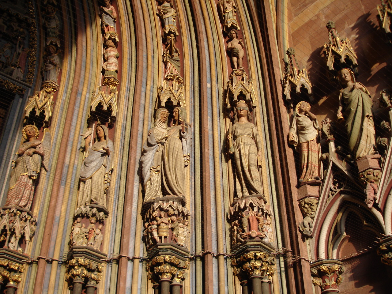 Synagoga und Ecclesia: Archivolten-Skulpturen im Hauptportal des Freiburger Münsters, um 1300